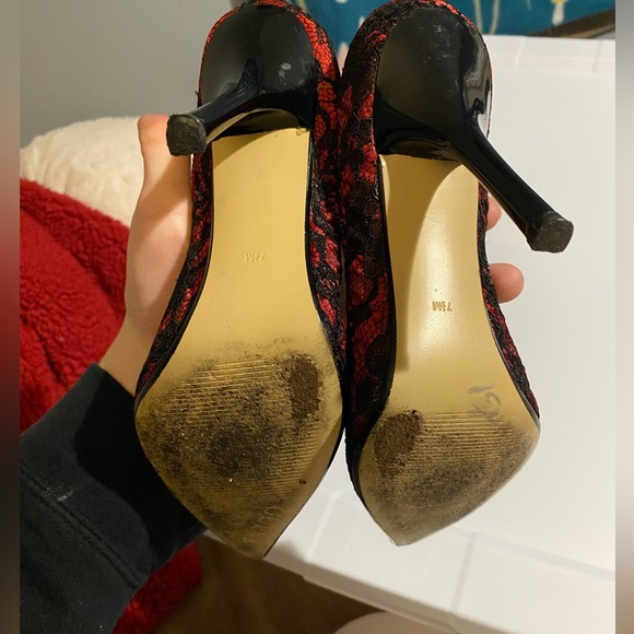 GUESS red/black lace pumps 7.5 - Picture 3 of 5